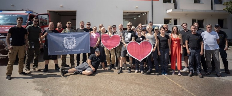 Donacije so za pomoč ljudem v poplavljenih območjih Slovenije prinašali posamezniki, tudi gasilci, vojaki, policisti in reševalci, številni v odmoru za malico, organizacije in podjetja. 