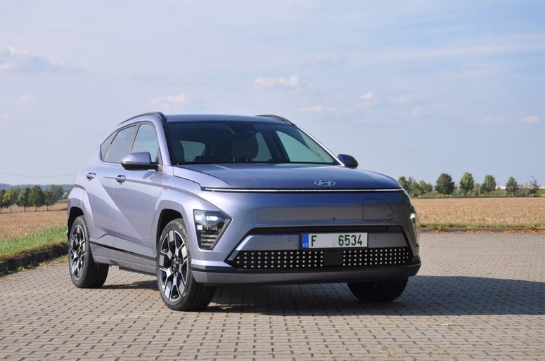 Prenovljena kona je že na voljo slovenskim kupcem, medtem ko električna verzija v prodajne salone pripelje čez dober mesec. 