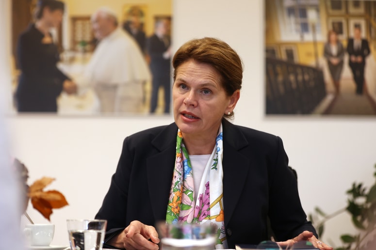 Alenka Bratušek se je suvereno potopila v mrzlo Kokro. 