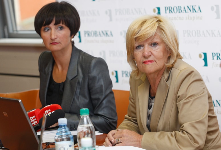 Milana Lah (levo) in Romana Pajenk na tiskovni konferenci 20. oktobra 2011, v obdobju sporne dokapitalizacije Probanke
