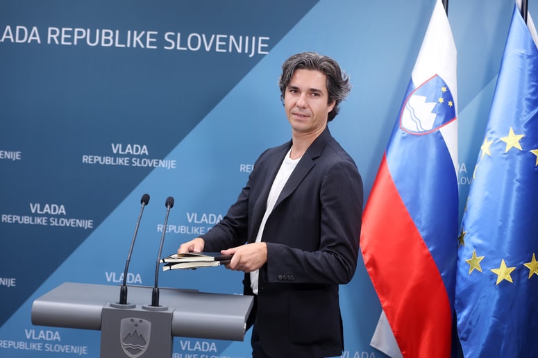 Odločitev vlade, da sprejme neusklajeno različico predloga novele zakona o delovnih razmerjih, ki je bližje sindikalnim željam, je močno razočarala delodajalce.

 