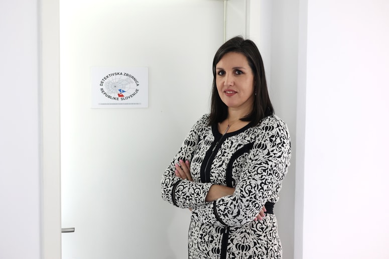 Bernarda Škrabar Damnjanović ima za seboj skoraj že dvajset let detektivske kariere, v kateri je doživela marsikatero prigodo in bi danes ravnala bolj previdno.