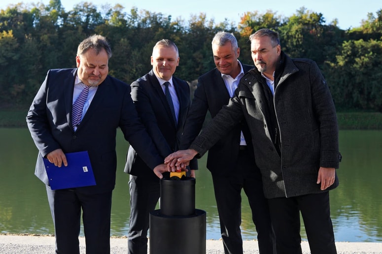 Novo toplotno črpalko v Pristanu so zagnali (od leve) direktor Energetike Jože Hebar, minister za okolje Bojan Kumer, župan Saša Arsenovič in direktor Javnega holdina Maribor Andrej Rihter 