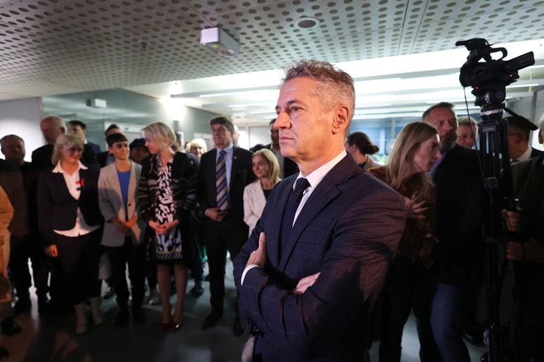 Koalicijski partnerji ob premierjevih izjavah o rekonstrukciji vlade vedno bolj odkrito zmajujejo z glavo.