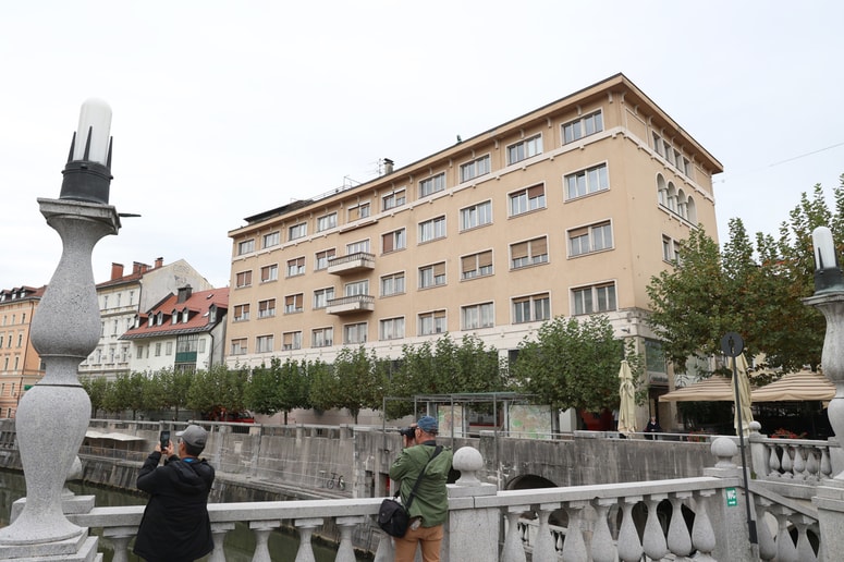 Poslopje v Wolfovi ulici 1 v Ljubljani je po denacionalizaciji znova v lasti družine Mayer Pignatelli della Leonessa. 