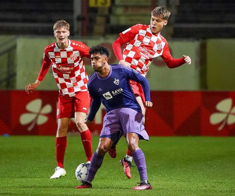 Podmladek vijoličastih se je dobro upiral favoriziranemu Mainzu. 