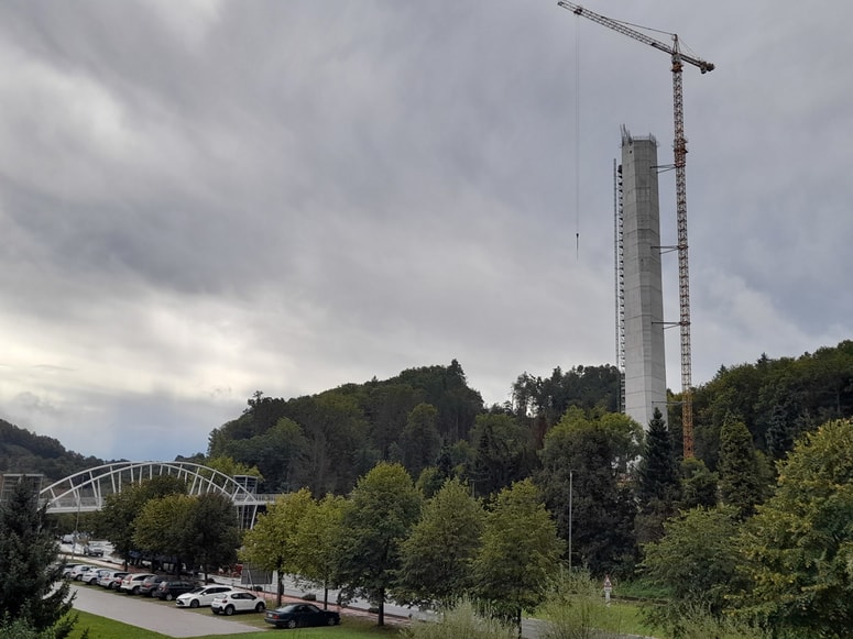 Gradnja stolpa Kristal v Rogaški Slatini traja dlje, kot so sprva pričakovali. Rok izgradnje je že drugič prestavljen.
 