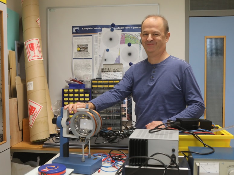 Marko Žigart v šolskem laboratoriju 