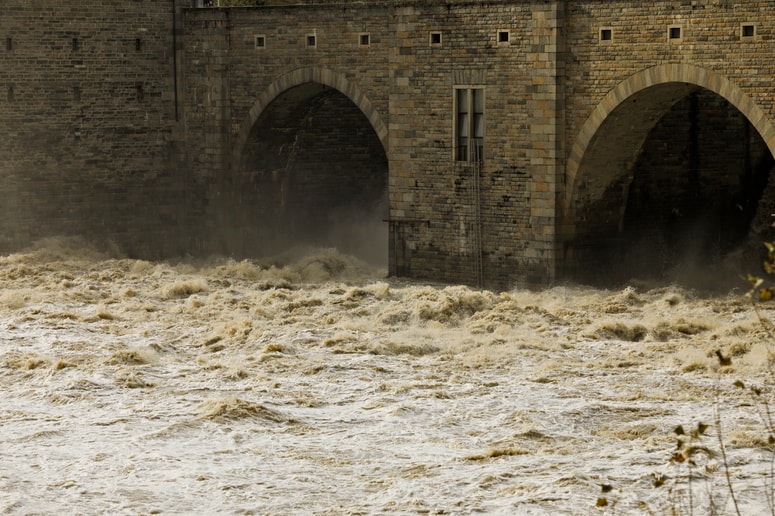 Glavna fotografija članka:Reke v večjem delu države imajo veliko vodnatost, Vipava, Drava in Mura se razlivajo