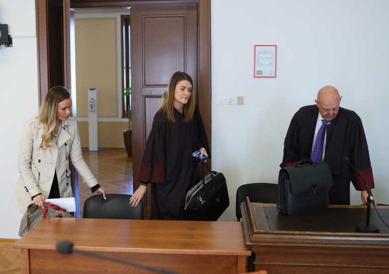 Ana Marija Stopar (levo) je na sodišču priznala, da je sodelovala pri davčnih utajah v podjetju, ki ga je vodil njej stric Tomaž Stopar.
