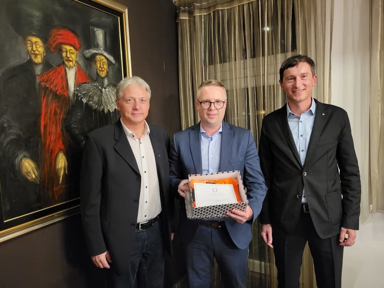 Predaja dresov po zaključeni dobrodelni dražbi v Dravogradu - na posnetku Tadej Strahovnik, Erik Šuler in Boštjan Gorenšek.