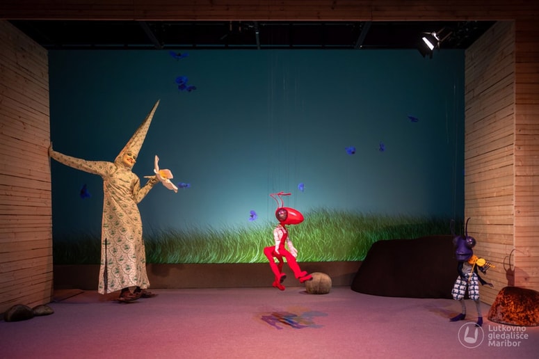 Lutke črička in mravlje so velike marionete na več kot štiri metre dolgih navezavah. 