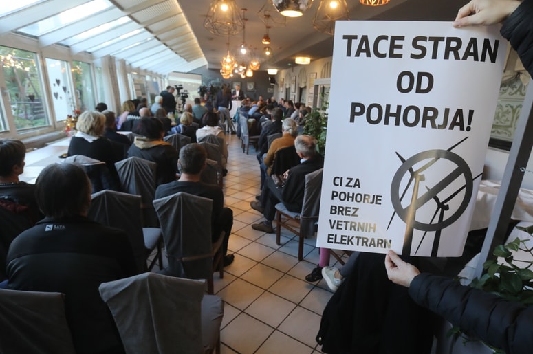 Zbrani so s plakatom Tace stran od Pohorja nazorno pokazali, kaj si mislijo o postavitvi vetrnih elektrarn na Pohorju.
