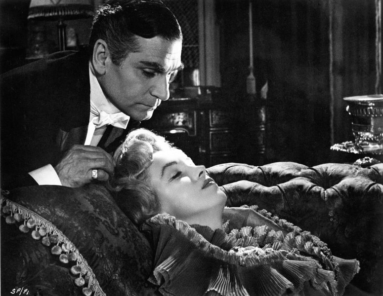 Laurence Olivier in Marilyn Monroe v filmu Princ in plesalka leta 1957.   