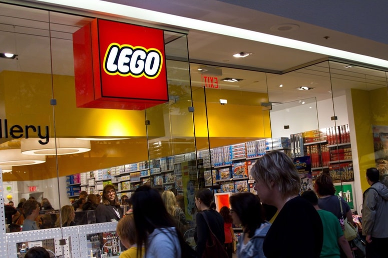  Ole Kirk Kristiansen, ustvarjalec Lego kock, je združil danski besedi Leg in Godt.