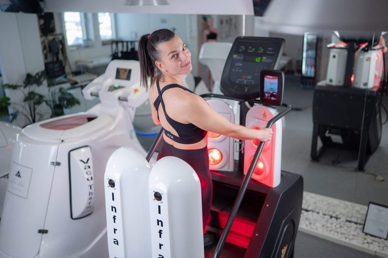 Glavna fotografija članka:Pri vadbi pod IR-svetlobo se kilogrami in centimetri topijo sami od sebe