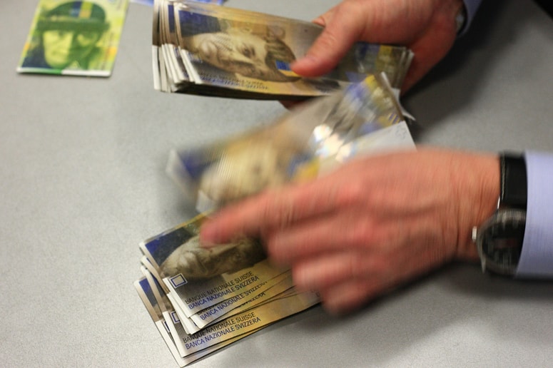 V Združenju bank Slovenije menijo, da bodo zadnje odločitve vrhovnega sodišča v prid kreditojemalcem v švicarskih frankih, vplivale tudi na prihodnjo ponudbo bančnih produktov.