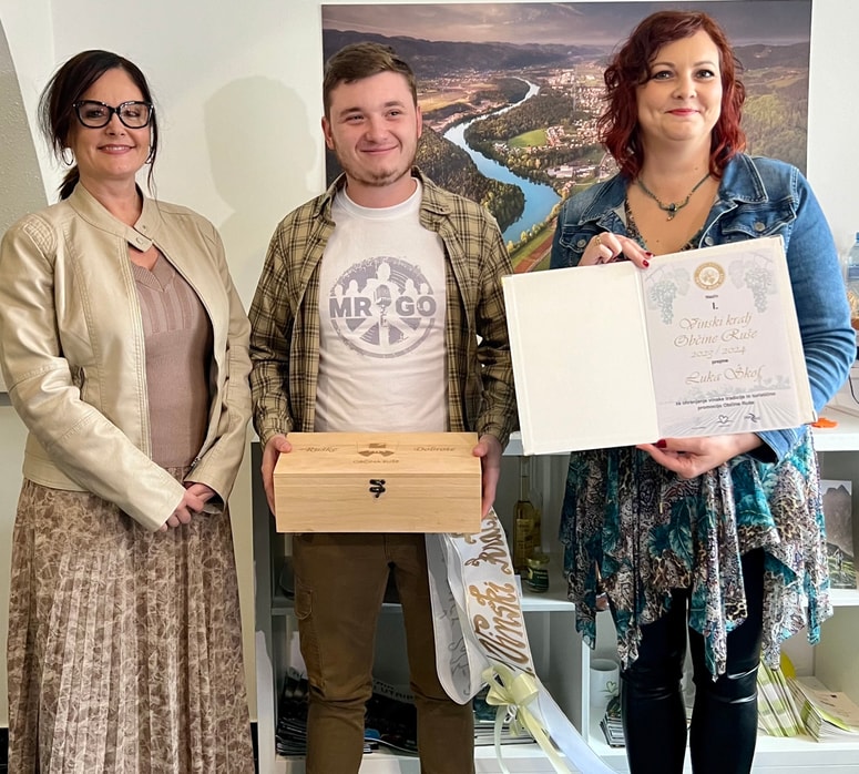 Županja Ruš Urška Repolusk, vinski kralj Luka Škof in Lucija Smolnik, v.d. direktorice Športnega parka Ruše 
