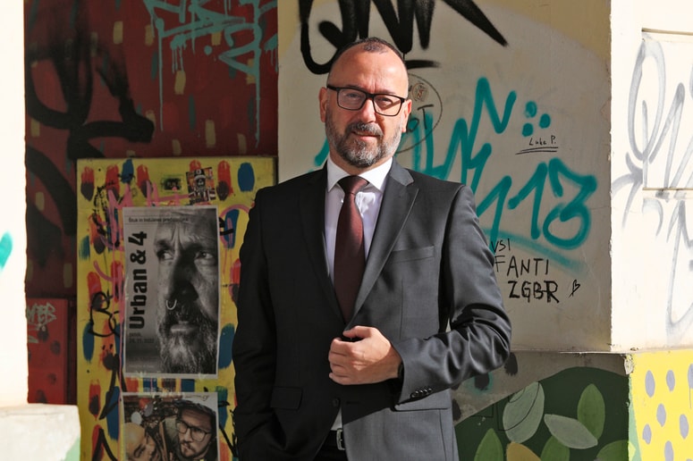 Samo Červek: "Težave imamo mogoče zaradi nekompetentnosti ljudi, slabih plač, fluktuacije kadrov, pritiskov vodstva, politike, hišnih dobaviteljev, lobijev ... Nekateri trdijo, da je v postopek vgrajena sistemska korupcija."
