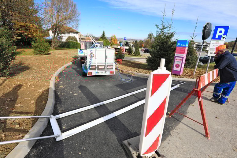 Parkirišče pod hotelom Habakuk so že začeli pripravljati za zapornice.
