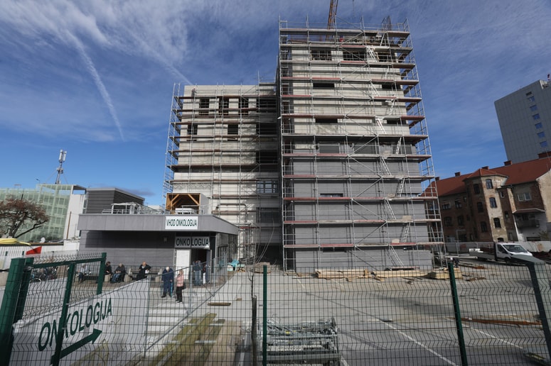 Onkologijo obnavljajo že od junija, dela bodo trajala predvidoma dve leti. 