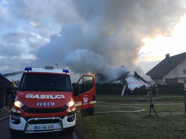 Od hiše ni ostalo nič, garaža zraven pa je obstala, a jo bo zaradi hudih poškodb treba porušiti. 