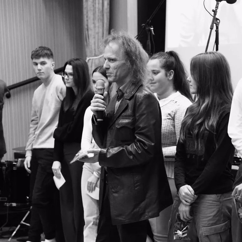 S premiere filmskega prvenca, omnibusa kratkih francoskih filmov z naslovom Il était une fois en France. 