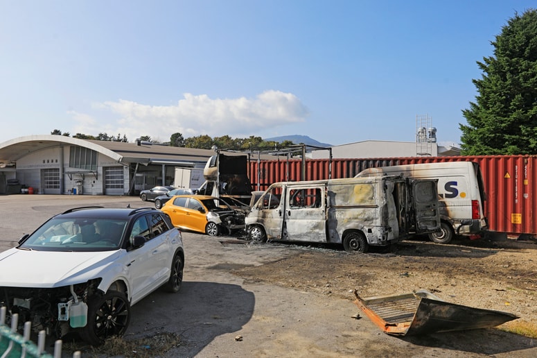 Prizorišče požiga na parkirišču podjetja Avto Jarc, kjer so osumljeni uničili tudi policijsko vozilo in ladijski kontejner. 