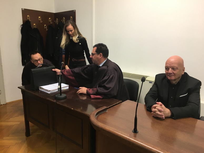 Na fotografiji (z leve) odvetnik Samo Mirt Kavšek, Ana Marija Stopar z zagovornikom Žigo Sternadom in Krunoslav Filipčič. 