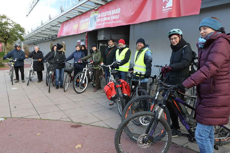 Začelo se je pred novo lokacijo jubilantke, Knjižnice Pobrežje. 