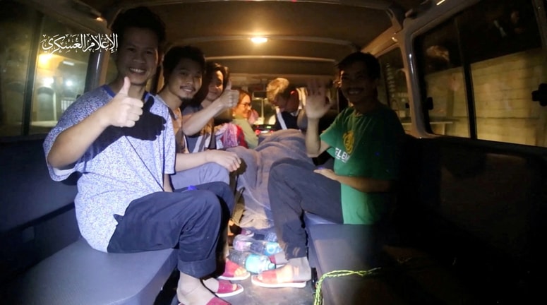 Izraelski talci, ki so jih Hamasovi militanti v soboto z zamudo predali osebju Rdečega križa v zameno za izpustitev žensk in mladoletnih iz izraelskih zaporov.
 