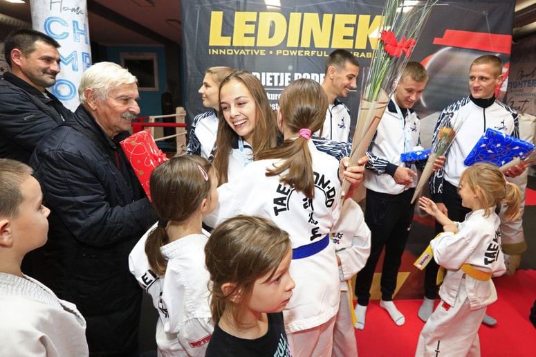 Čestitke so se vrstile z vseh strani.
 