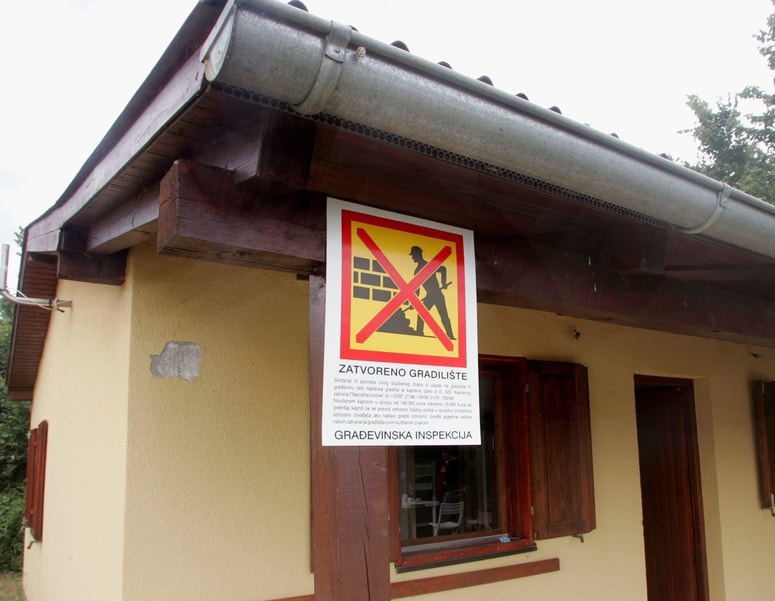 Že pred skoraj 20 leti so v Medulinu rušili nelegalno zgrajene slovenske vikende.