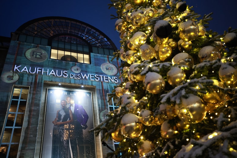 V lasti ali solastništvu podjetij Signa so številne luksuzne nepremičnine v nemških mestih; med njimi je v Berlinu legendarna veleblagovnica KaDeWe.