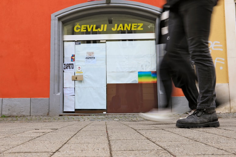 V zlatih časih so prodali do 1800 parov obutve na mesec, po koroni pa je šlo le še navzdol, pravi lastnik Čevljev Janez Ivan Gorišek. 