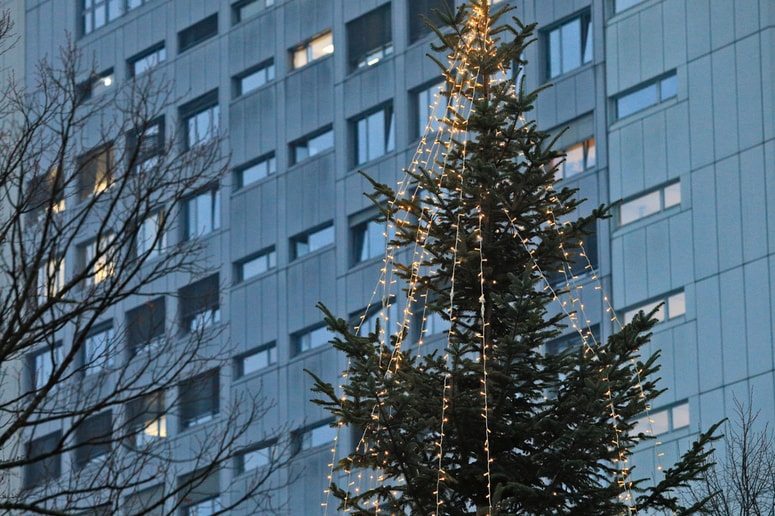 Praznične luči gorijo tudi pred UKC Maribor.