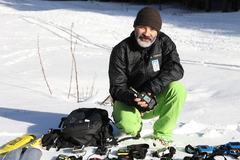 Matjaž Šerkezi, strokovni sodelavec PZS, ob prikazu delovanja lavinske žolne