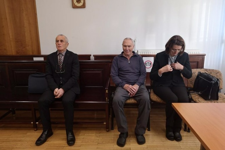 Trije kirurgi Branko Breznikar, Zlatan Tkalec in Jana Pečovnik (od leve) so zaradi smrti pacienta obtoženi malomarnega zdravljenja. 