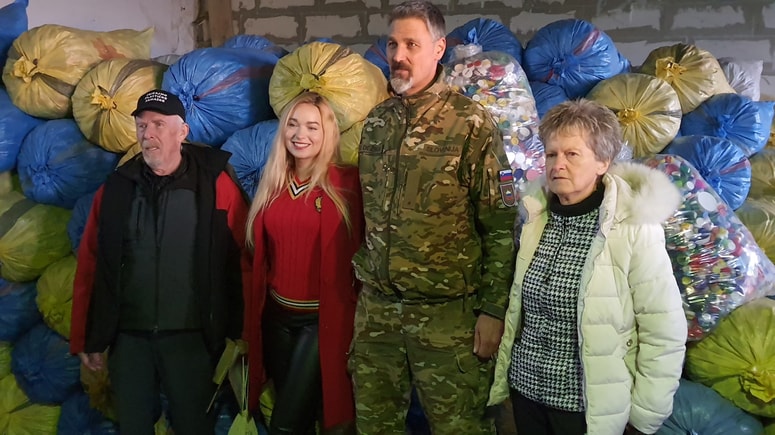 Tokratni odvoz zamaškov je pospremila tudi naša najuspešnejša šahistka Laura Unuk (druga z leve). 