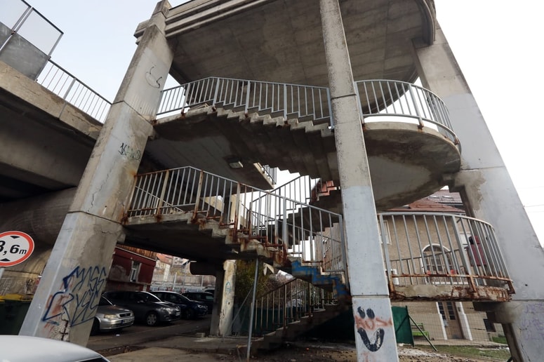 Problematično stopnišče iz nadvoza v Krčevinski ulici v Praprotnikovo v Košakih je uradno zaprto, a ga ljudje kljub nevarnosti uporabljajo. 