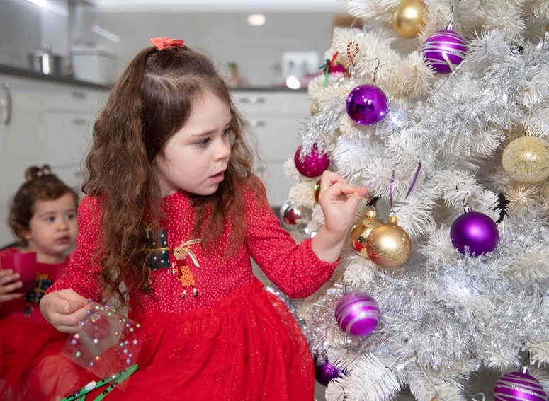 Deklica ima redko smrtonosno bolezen Cockayne sindrom - tip B. Želijo ji pomagati z razvojem genskih zdravil.