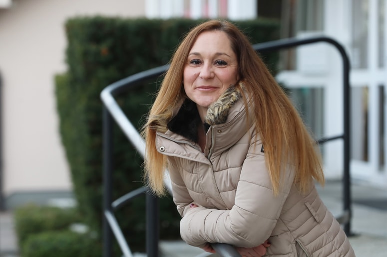 Barbara Pregl Breznik je bila do leta 2013 asistentka na oddelku za reproduktivno medicino in ginekološko endokrinologijo UKC Maribor, vendar je bila zaradi takrat veljavnega Zujfa službo prisiljena poiskati čez mejo, živi pa še vedno v Sloveniji.