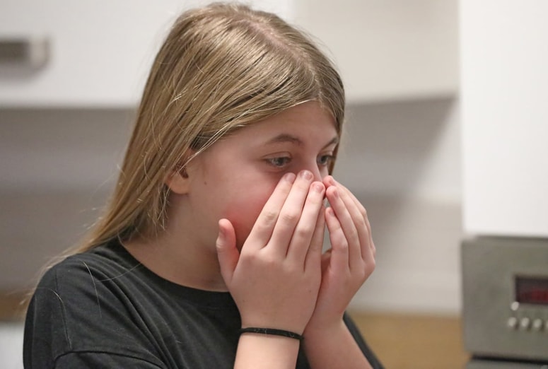 Zdravniško pomoč je treba poiskati nemudoma, če ima otrok težave z dihanjem.