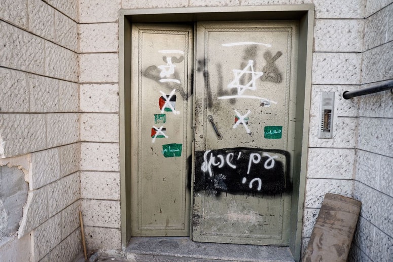 Vrata v Dženinu na Zahodnem bregu, ki so jih označili po izraelski raciji.