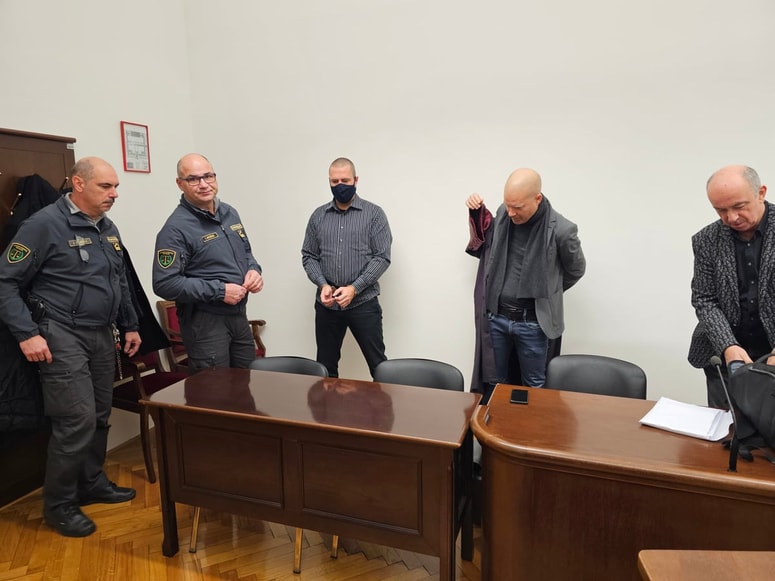 Žarka Gorenjca (v sredini)  je prvostopenjsko sodišče zaradi umora žene nepravnomočno obsodilo na 23 let zapora.