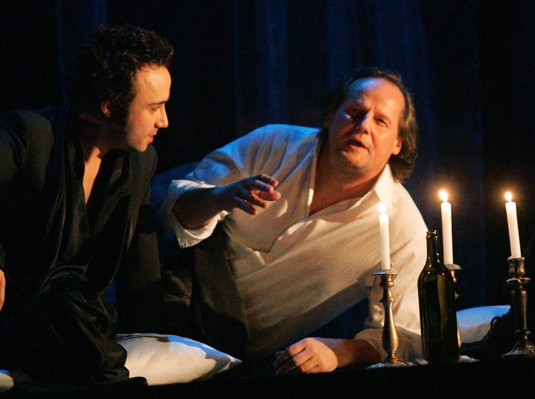 Iz predstave Lepa Vida, na fotografiji skupaj z Nejcem Ropretom. 