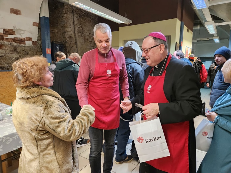 Sodelavci in prostovoljci mariborske Karitas so tudi letos za vse, ki so vključeni v pomoč in prejmejo vsak dan toplo kosilo v Ljudski kuhinji Betlehem pripravili tradicionalno božično kosilo. 