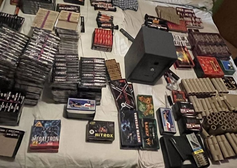 Glavna fotografija članka:Policisti zasegli več kot 1000 kosov pirotehnike