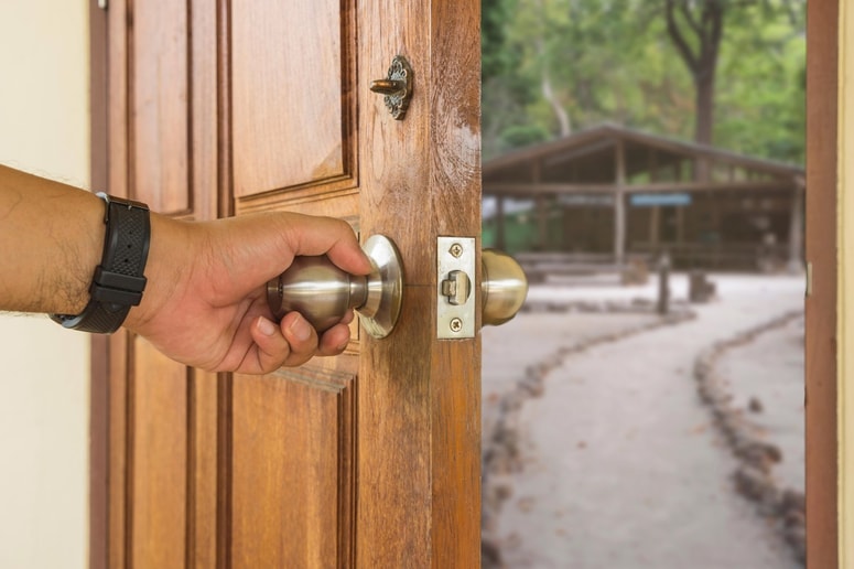 Dragan in Marko sta pretekli dan namenila adaptaciji počitniške hišice, saj sta jo želela pripraviti in urediti pred prihajajočo poletno sezono, da bi v njej lahko uživala. Fotografija je simbolična. 
