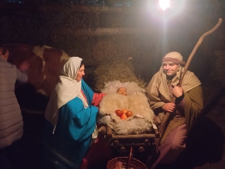 Pri gradu je hlevček, kjer sta Marija in Jožef ob Jezusu. 